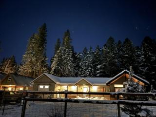 Mountain Retreat with Hot Tub, Game Room and Yard home - Ronald - 9