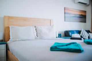 Top Floor Amazing Ocean Views larger Corner Suite Studio WiFi Foxtel Privately Managed U 1312 Aquarius 75 the Strand - 5