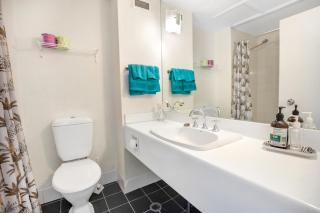 Top Floor Amazing Ocean Views larger Corner Suite Studio WiFi Foxtel Privately Managed U 1312 Aquarius 75 the Strand - 7