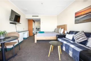 Top Floor Amazing Ocean Views larger Corner Suite Studio WiFi Foxtel Privately Managed U 1312 Aquarius 75 the Strand - 4