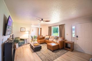 NRG Retreat Pool, Games, Theater and Rock Walls - 8