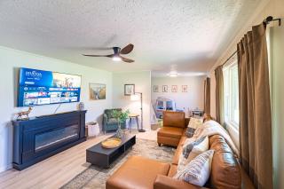 NRG Retreat Pool, Games, Theater and Rock Walls - 9