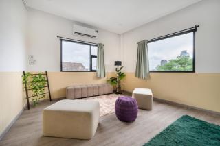 MIQ Ekkamai1 - 5BR house 65 inch TV - 1