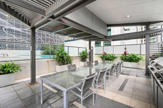 Central 2-Bed Apartment with River Views - 4