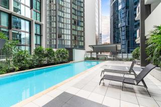 Central 2-Bed Apartment with River Views - 3