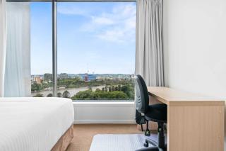 Central 2-Bed Apartment with River Views - 6