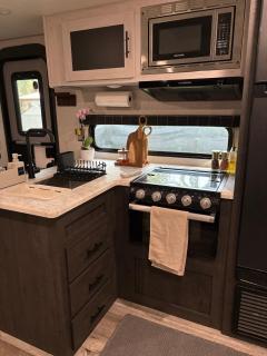 Modern Luxury RV Retreat, Your Cozy Tiny Home - Margate - 9