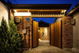 한국전통주택#독채 #10인 #경복궁역 도보 4분 #올리모델링 #가족#키즈#명동 동대문 광화문 바로 옆 #호텔식 숙소 #무료 와이파이 #짐보관#세탁건조기 #교통최고#인왕산#트래킹#당일스키 - 3