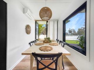 Funky Beachfront House Opposite Kawana Surf Club - 8