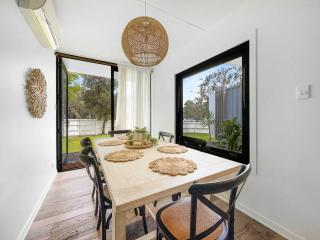 Funky Beachfront House Opposite Kawana Surf Club - 2