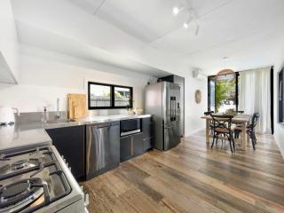 Funky Beachfront House Opposite Kawana Surf Club - 6