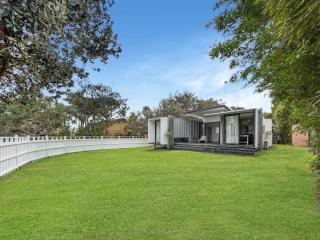 Funky Beachfront House Opposite Kawana Surf Club - 7