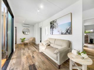 Funky Beachfront House Opposite Kawana Surf Club - 3