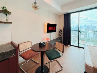 NEW Studio Mampang with City View and Netflix - 7