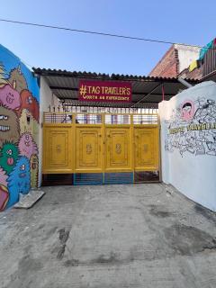 Hashtag Traveler's Varanasi Hostel & Cafe - 4