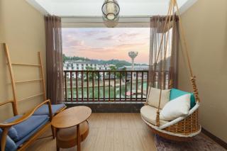 Phoenix Ancient Hill Riverside View Hotel- Offers free one-way high-speed rail pick-up service - Afternoon tea - Self-service laundry - Baggage storage - Travel planning - 6