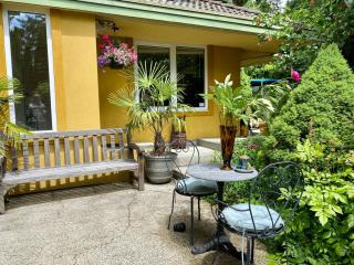 Spacious + Private 1 Bedrm Garden Suite near Ocean - 6