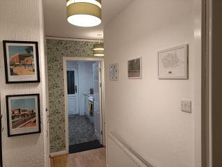 Willow View- Family & Contractor Home - Sleeps up to 5 Adults - Free Parking- Riverside Views - 8