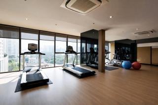 2BR Modern Condo Office Room Sofa Bed Pool Gym - 5