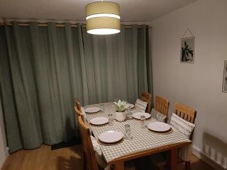 Willow View- Family & Contractor Home - Sleeps up to 5 Adults - Free Parking- Riverside Views - 2