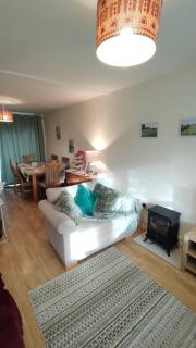 Willow View- Family & Contractor Home - Sleeps up to 5 Adults - Free Parking- Riverside Views - 1