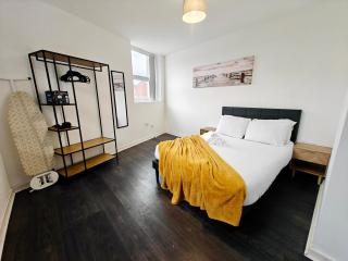 Modern 1BR Business Stay with Fast WiFi - 6