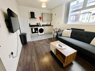 Modern 1BR Business Stay with Fast WiFi - 9