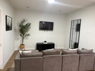 Cozy Apartment in South West Calgary - 9