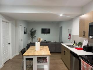 Cozy Apartment in South West Calgary - 5