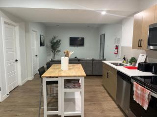 Cozy Apartment in South West Calgary - 6