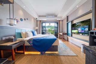 Phoenix Ancient Hill Riverside View Hotel- Offers free one-way high-speed rail pick-up service - Afternoon tea - Self-service laundry - Baggage storage - Travel planning - 3