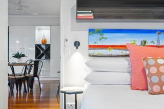 Central 2 bed 2 bath Parking - 1