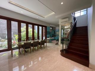 Large Garden Oasis Home in Kemang - 4