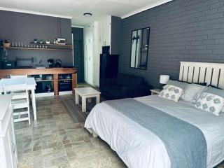 Fun & Affordable Beach Pad, Steps from the Sand - 6