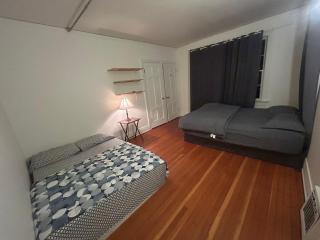 Airport Vancouver Private Rooms - Transit at Doorstep, Free Parking & Fast Wi-Fi - 9