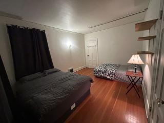 Airport Vancouver Private Rooms - Transit at Doorstep, Free Parking & Fast Wi-Fi - 7