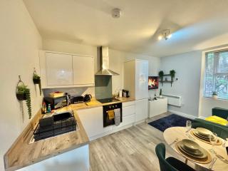 Spacious One Bedroom Apartment - With Parking and WiFi - Town Centre Location - Gated Access - Walk to Beach! - 0