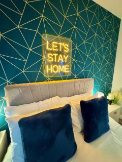 Spacious One Bedroom Apartment - With Parking and WiFi - Town Centre Location - Gated Access - Walk to Beach! - 5