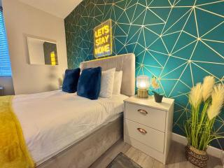 Spacious One Bedroom Apartment - With Parking and WiFi - Town Centre Location - Gated Access - Walk to Beach! - 3