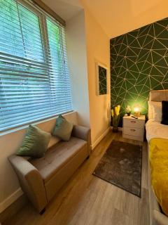 Spacious One Bedroom Apartment - With Parking and WiFi - Town Centre Location - Gated Access - Walk to Beach! - 2