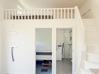 Quiet stay near the beach with patio and grill - 9