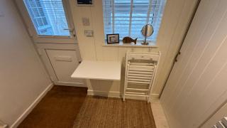 SMUGGLERS HIDE or SMUGGLERS CABIN - EITHER a 2 Bedroom FISHERMANS COTTAGE with Childs Bunk and HARBOUR VIEWS - OR a ground floor private small CABIN ROOM - 10 Metres To Sea Front - Book Both for a 3 Bed House - 2023 GLOBAL REFURBISHMENT AWARD WINNER - 9