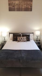 City Centre Apt, Prime location, Sleeps 3 - 8