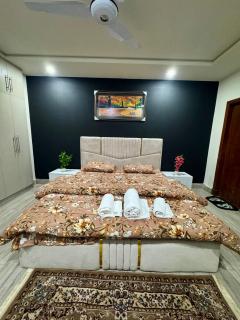 Aesthetics Stays One Bedroom - 4