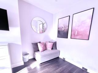 Central & Trendy - Aquila House Apartments - 4