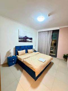 Private room in 3BR Ultra-Luxury-High-Rise Apartment next to BURJ KHALIFA, DUBAI MALL - 9