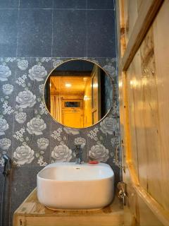 Oh Yaara - Stay n Cafe - Tosh - 3