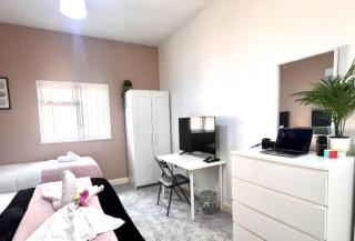 Comfortable Leicester Glen Cottage Stay, Free Parking, Sleeps 9 - Leicester - 2