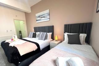 Comfortable Leicester Glen Cottage Stay, Free Parking, Sleeps 9 - Leicester - 4