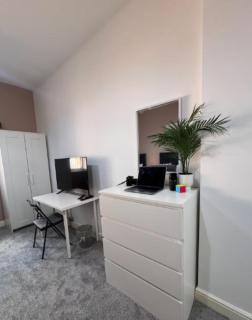 Comfortable Leicester Glen Cottage Stay, Free Parking, Sleeps 9 - Leicester - 1